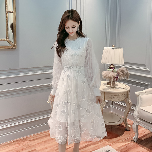 Stilingas moteriškos kirpimo suknelės modelis ilgomis rankovėmis ir kutais