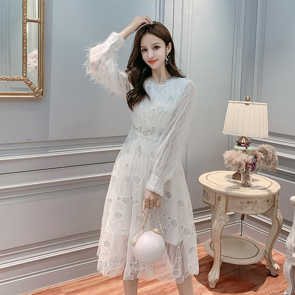 Stilingas moteriškos kirpimo suknelės modelis ilgomis rankovėmis ir kutais