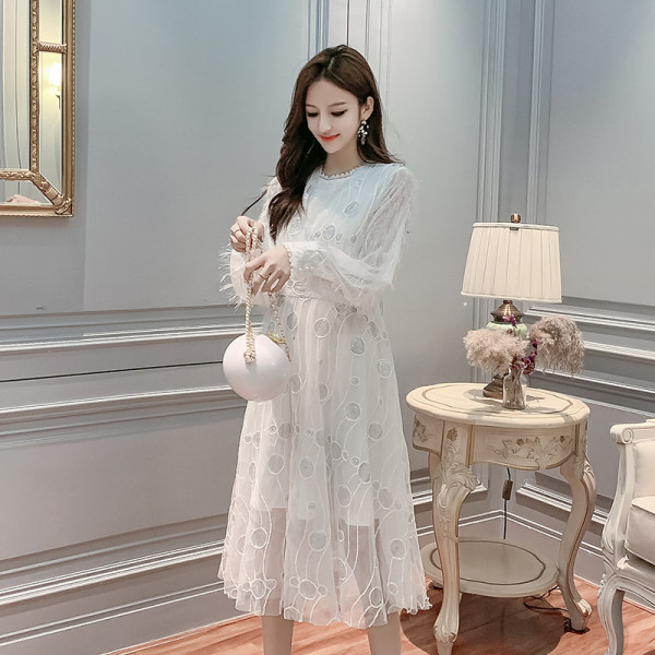 Stilingas moteriškos kirpimo suknelės modelis ilgomis rankovėmis ir kutais