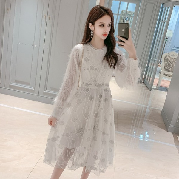 Stilingas moteriškos kirpimo suknelės modelis ilgomis rankovėmis ir kutais