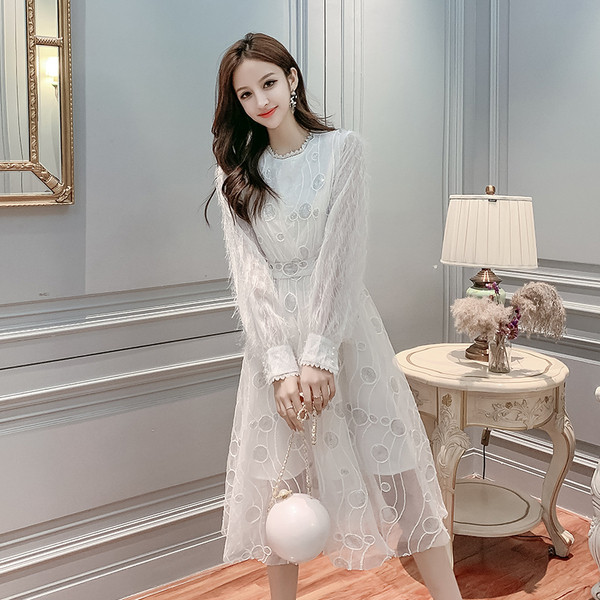 Stilingas moteriškos kirpimo suknelės modelis ilgomis rankovėmis ir kutais