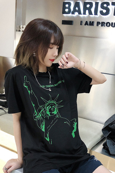 Aplikatsiooni ja lühikeste varrukatega vabaaja t-särk