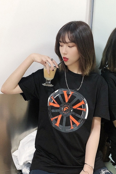 Tricou cu aplicatie si maneca scurta - model larg