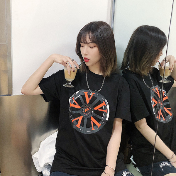 Tricou cu aplicatie si maneca scurta - model larg