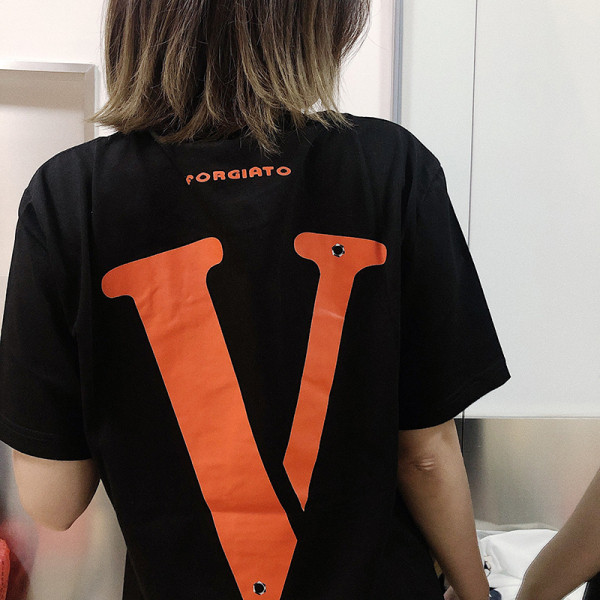 Tricou cu aplicatie si maneca scurta - model larg