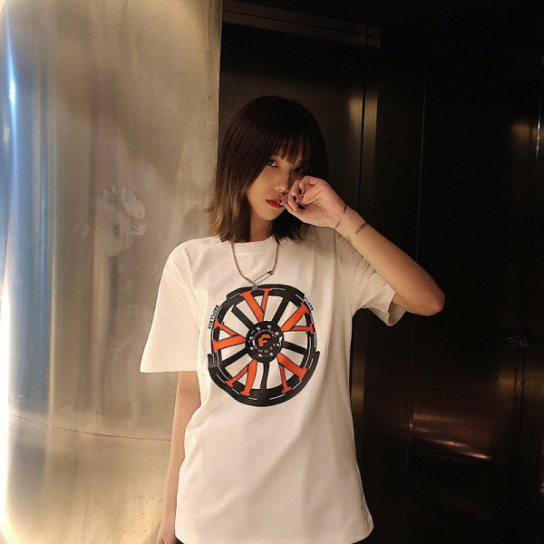 Tricou cu aplicatie si maneca scurta - model larg