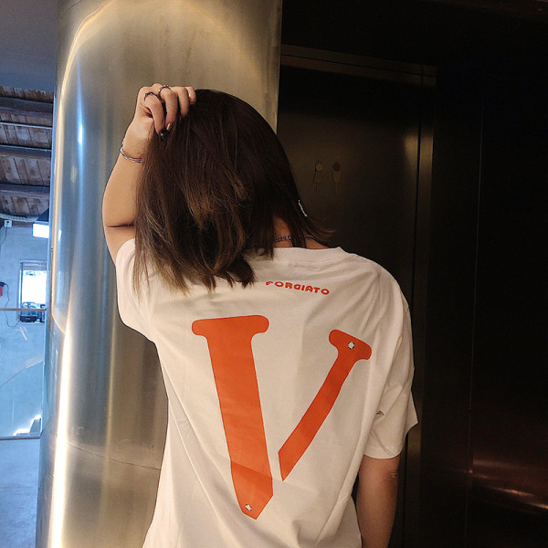 Tricou cu aplicatie si maneca scurta - model larg