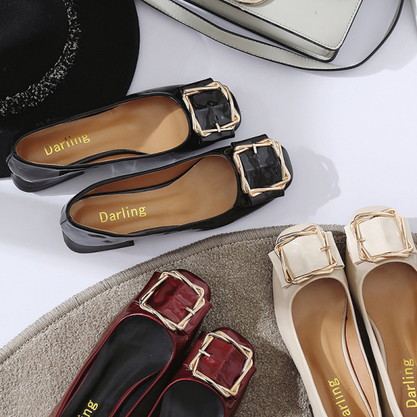 Ležerne ženske lakirane cipele s debelom petom i kopčom