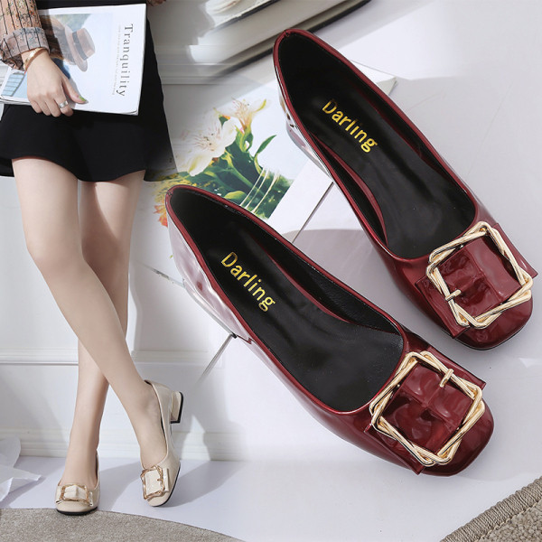 Ležerne ženske lakirane cipele s debelom petom i kopčom