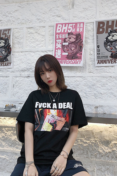 Široki model ženske majice s aplikacijom i natpisom