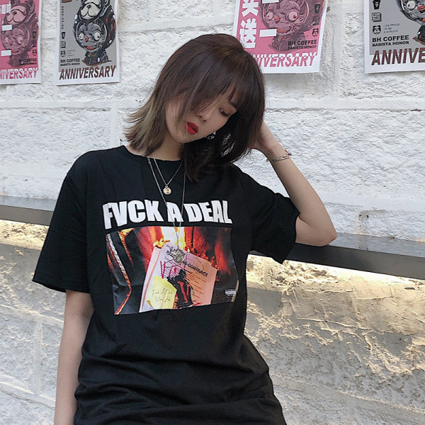 Široki model ženske majice s aplikacijom i natpisom