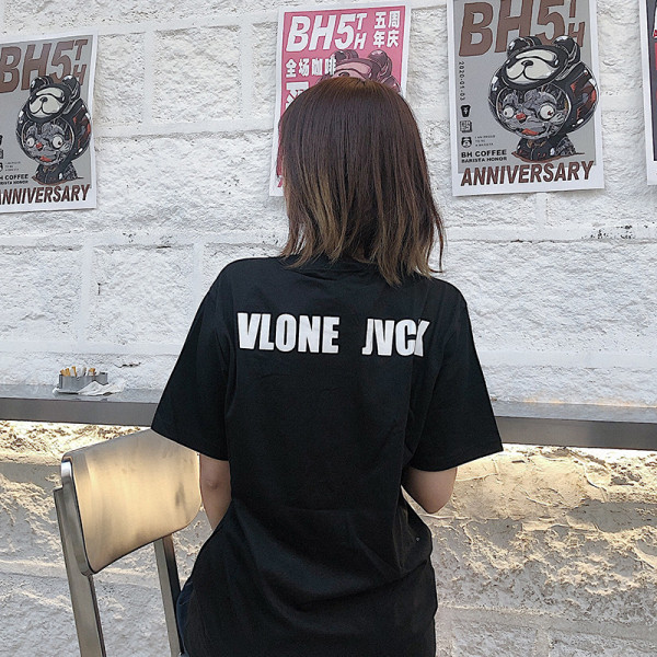 Široki model ženske majice s aplikacijom i natpisom