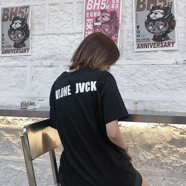 Široki model ženske majice s aplikacijom i natpisom