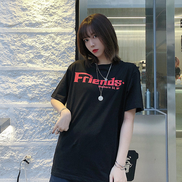 Tricou larg zilnic cu o inscripție