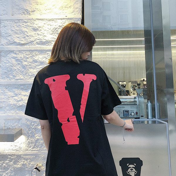 Tricou larg zilnic cu o inscripție