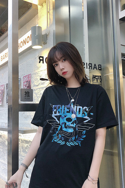 Ležerna široka majica s aplikacijama i kratkim rukavima