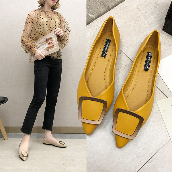 Asināts sieviešu ikdienas apavu modelis ar metāla elementu