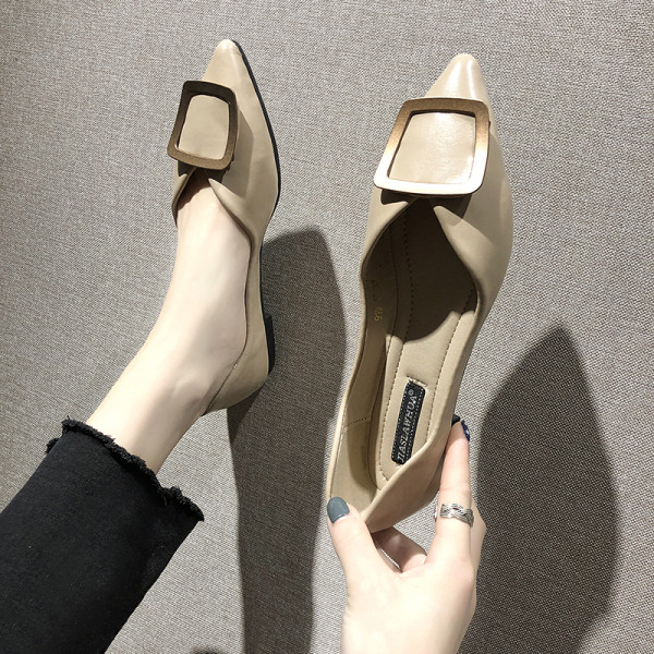 Asināts sieviešu ikdienas apavu modelis ar metāla elementu