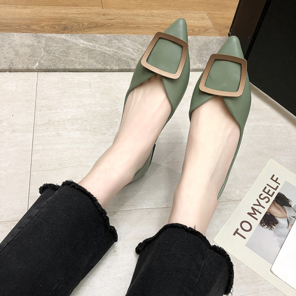 Asināts sieviešu ikdienas apavu modelis ar metāla elementu