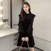 Stilīga sieviešu kleita ar apaļu kakla izgriezumu un platām piedurknēm