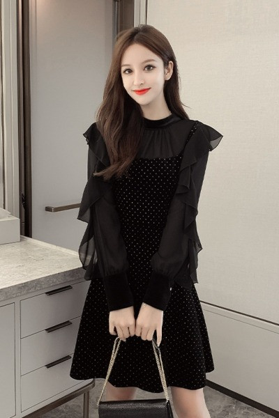 Stilīga sieviešu kleita ar apaļu kakla izgriezumu un platām piedurknēm