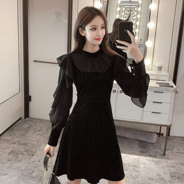 Stilīga sieviešu kleita ar apaļu kakla izgriezumu un platām piedurknēm