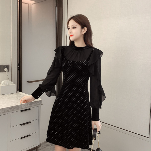 Stilīga sieviešu kleita ar apaļu kakla izgriezumu un platām piedurknēm