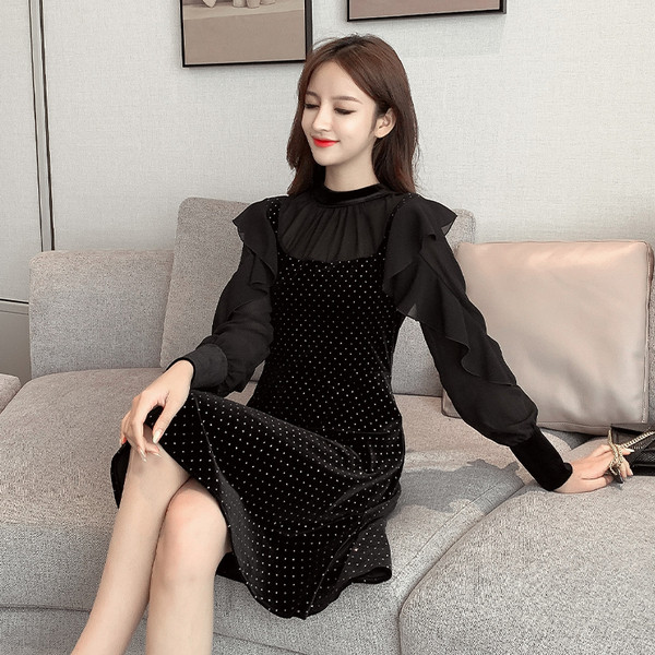 Stilīga sieviešu kleita ar apaļu kakla izgriezumu un platām piedurknēm