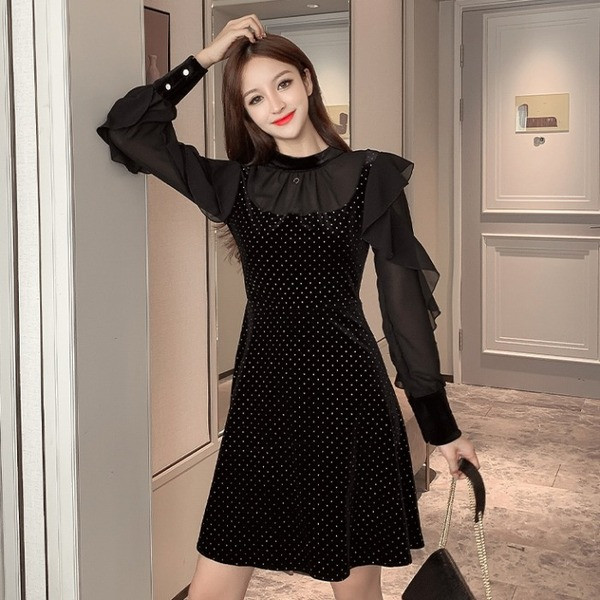 Stilīga sieviešu kleita ar apaļu kakla izgriezumu un platām piedurknēm