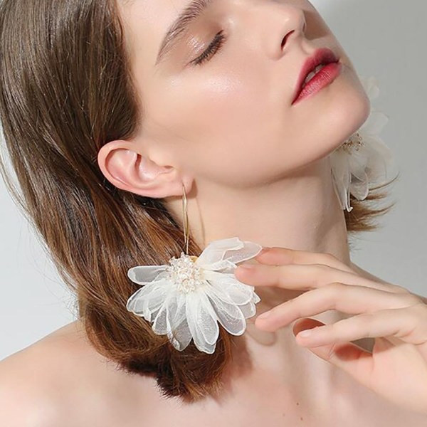 Ženske naušnice s motivom cvijeta od tila