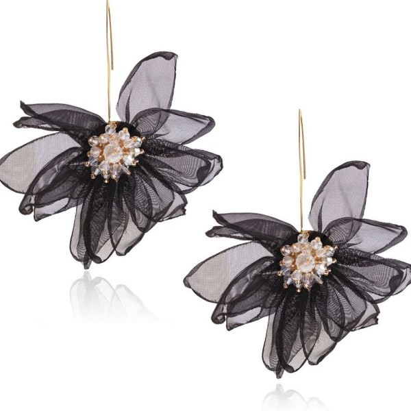 Ženske naušnice s motivom cvijeta od tila