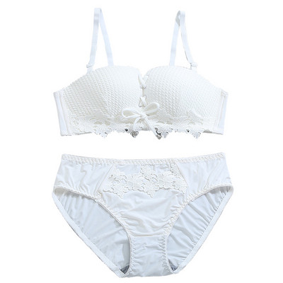 Sieviešu komplekts no divām daļām ar saitēm un mežģīnēm ar ziedu motīviem