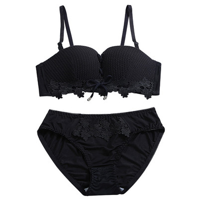 Sieviešu komplekts no divām daļām ar saitēm un mežģīnēm ar ziedu motīviem