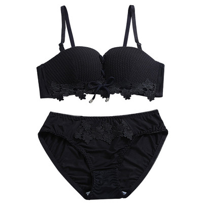 Sieviešu komplekts no divām daļām ar saitēm un mežģīnēm ar ziedu motīviem