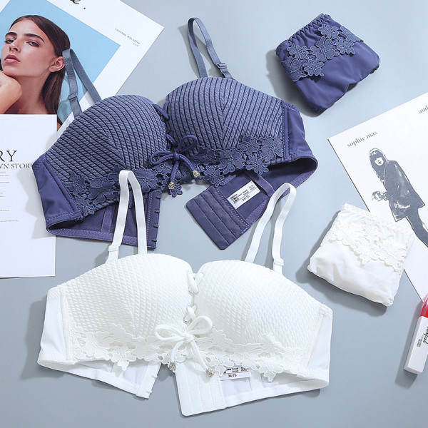 Sieviešu komplekts no divām daļām ar saitēm un mežģīnēm ar ziedu motīviem