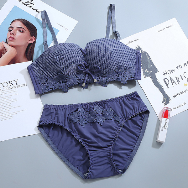 Sieviešu komplekts no divām daļām ar saitēm un mežģīnēm ar ziedu motīviem