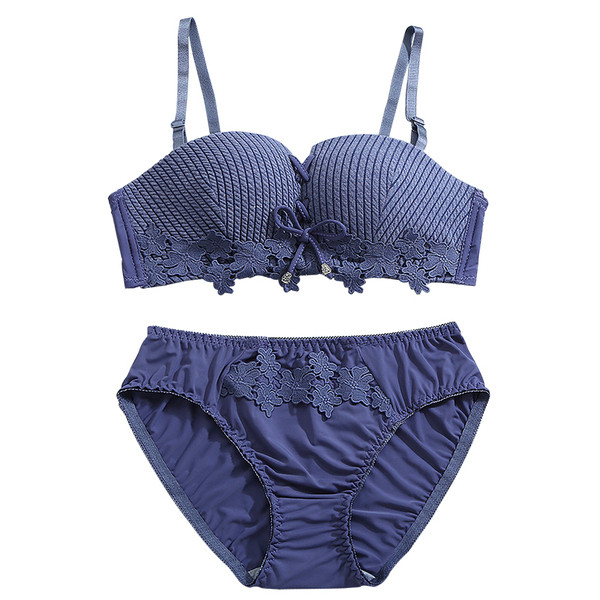 Sieviešu komplekts no divām daļām ar saitēm un mežģīnēm ar ziedu motīviem