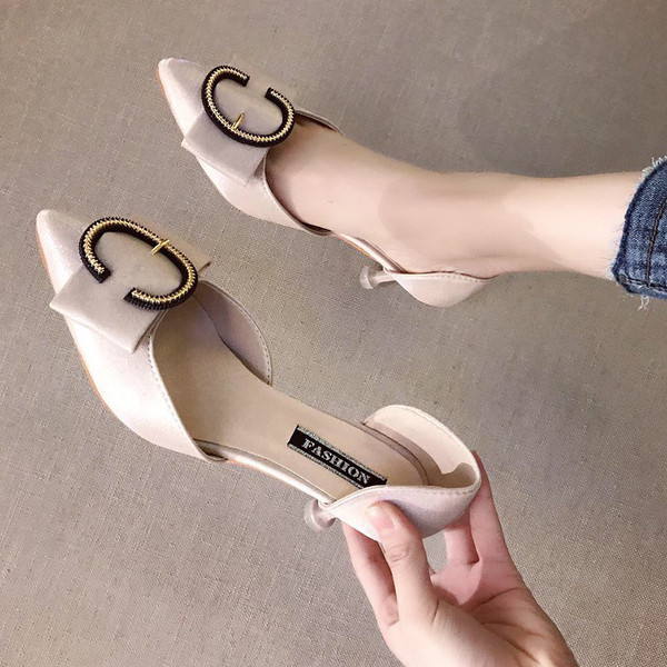 Modern női cipő csattal és vékony sarokkal