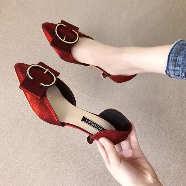 Modern női cipő csattal és vékony sarokkal