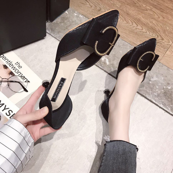 Modern női cipő csattal és vékony sarokkal