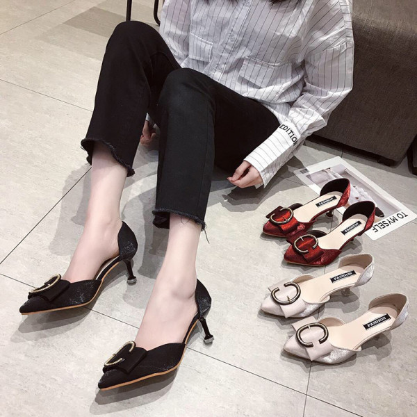 Modern női cipő csattal és vékony sarokkal