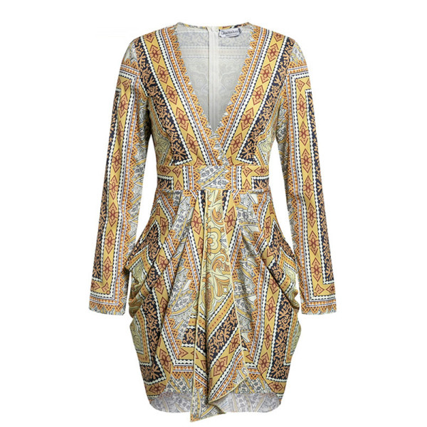 Modern női rövid ruha mély nyakkivágással és hosszú ujjakkal