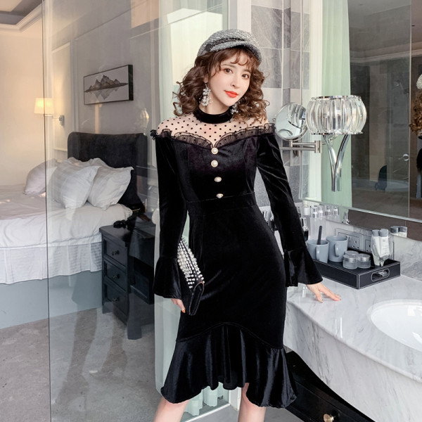 Jauna modeļa sieviešu kleita ar pogām un garām piedurknēm