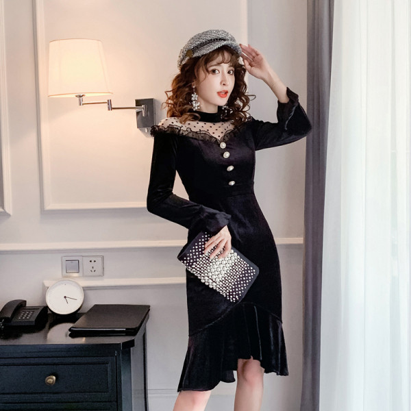 Jauna modeļa sieviešu kleita ar pogām un garām piedurknēm