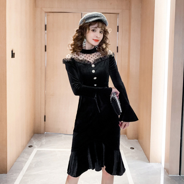 Jauna modeļa sieviešu kleita ar pogām un garām piedurknēm