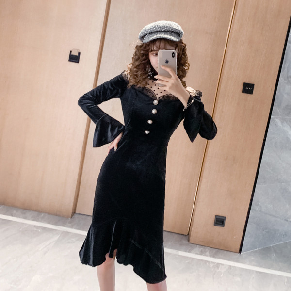 Jauna modeļa sieviešu kleita ar pogām un garām piedurknēm