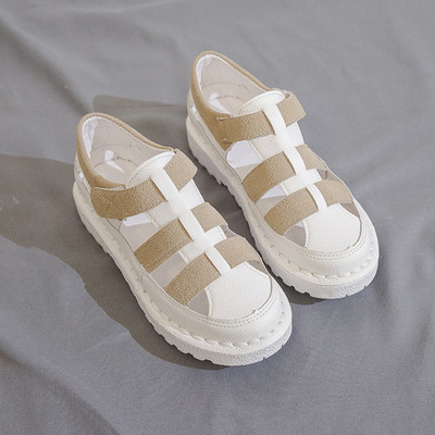 Alkalmi női szandál tépőzárral és lapos talppal