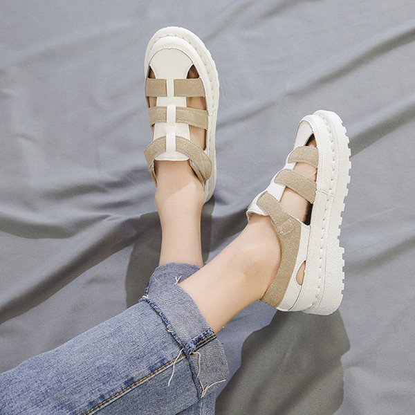 Alkalmi női szandál tépőzárral és lapos talppal