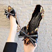 Laisvalaikio moteriški batai plokščiu padu ir kaspinu