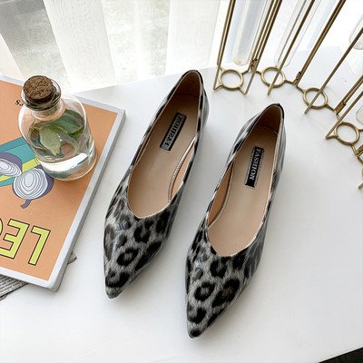 Ženske casual cipele na špic model od eko kože sa životinjskim uzorkom